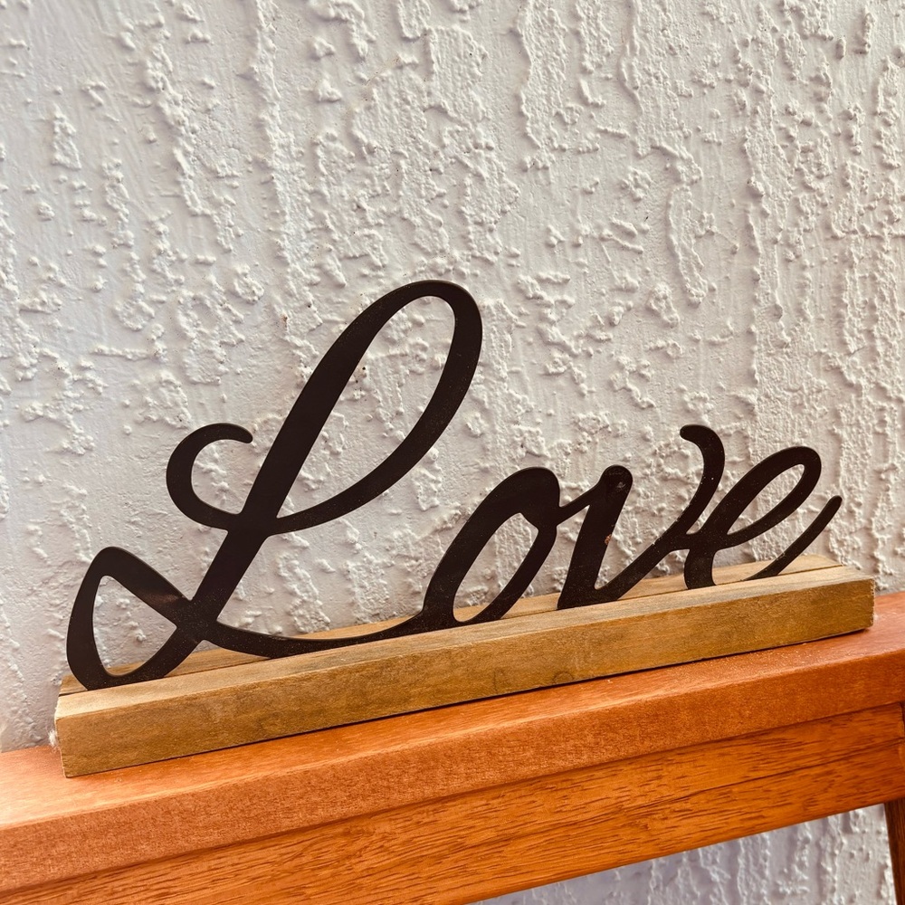 LOVE DECOR SIGN🤍